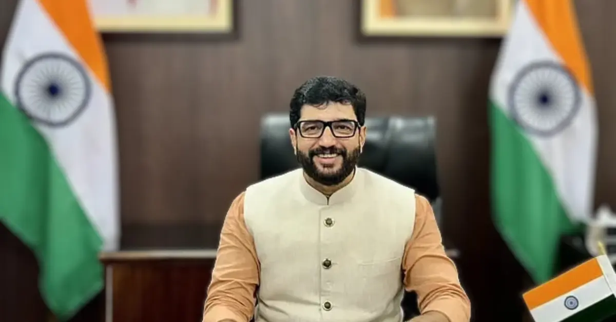 Murlidhar Mohol speaking on Greenfield Airports (GFA) Policy, 2008 in his official office
