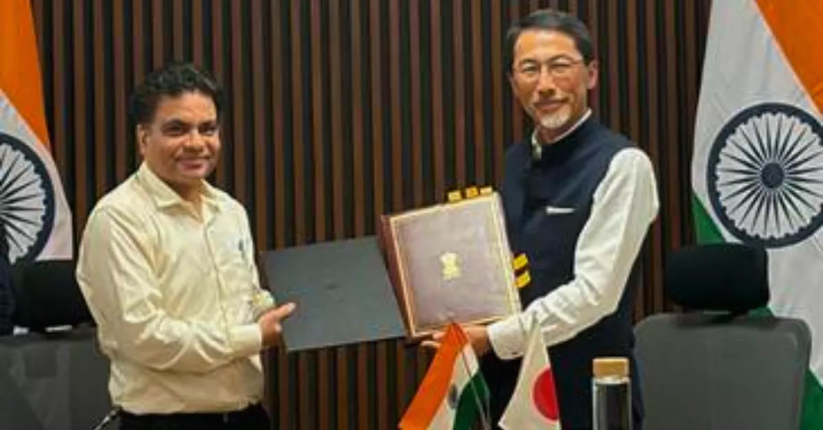 India and Japan officials exchanging ODA loan agreement documents