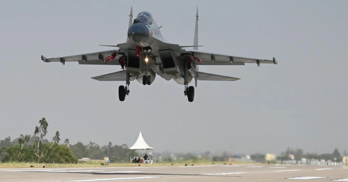 Indian Air Force fighter aircraft landing on Purvanchal Expressway emergency landing facility