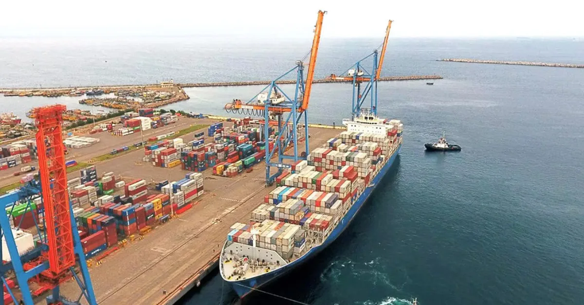 India’s major ports handling cargo with container ships and cranes