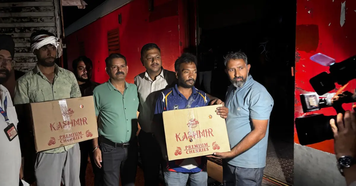 Cherry parcel van consignment arriving in Mumbai with Kashmir premium cherries