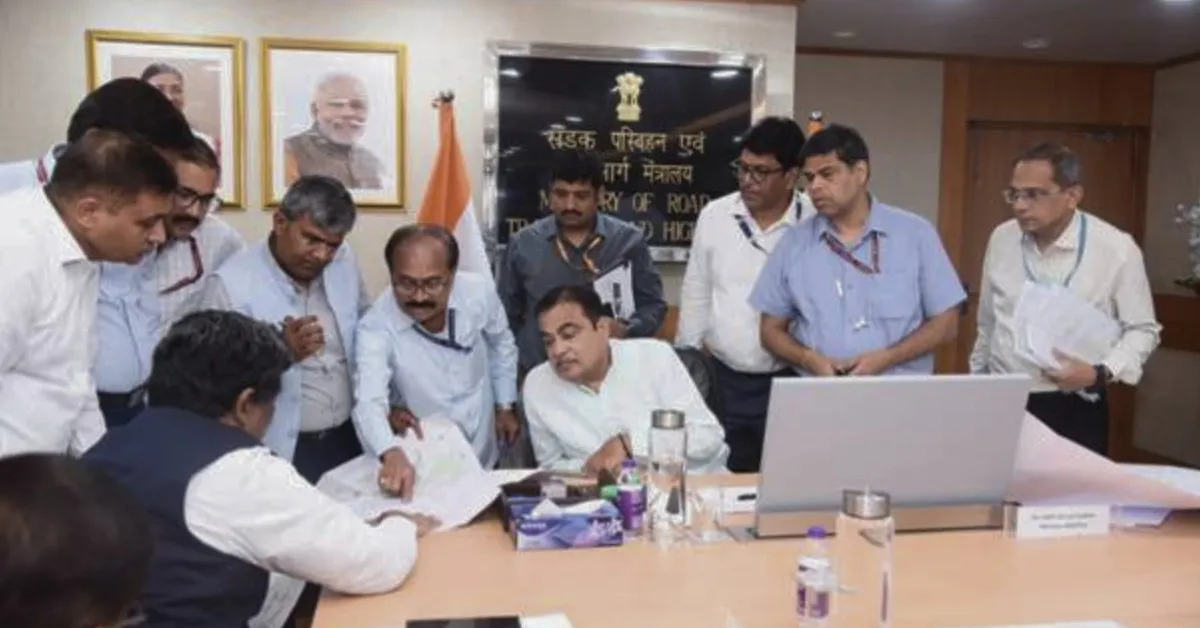 Road Transport and Highways Minister reviewing National Highway projects in Maharashtra