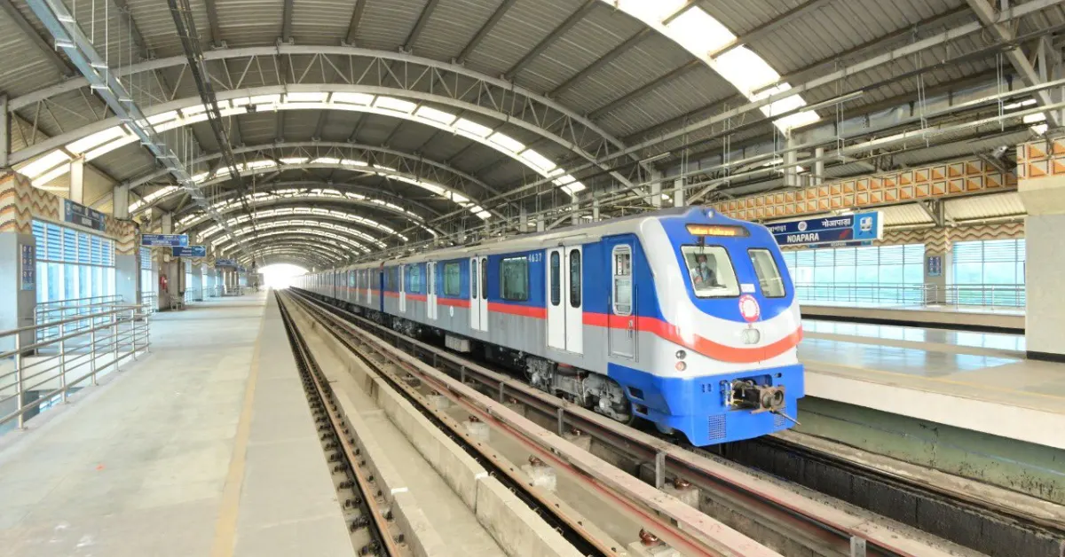 Kolkata Metro Orange Line infographic showing 62-metre Chingrighata viaduct gap