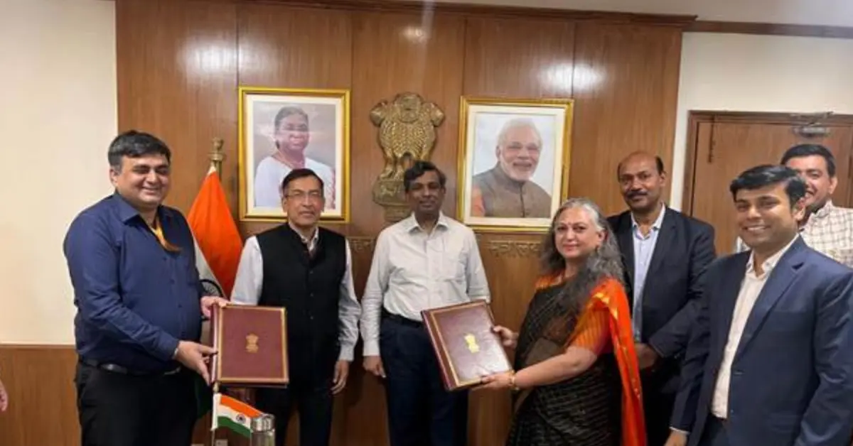Officials exchange MoU documents for the Delhi-NCR old truck and bus replacement scheme