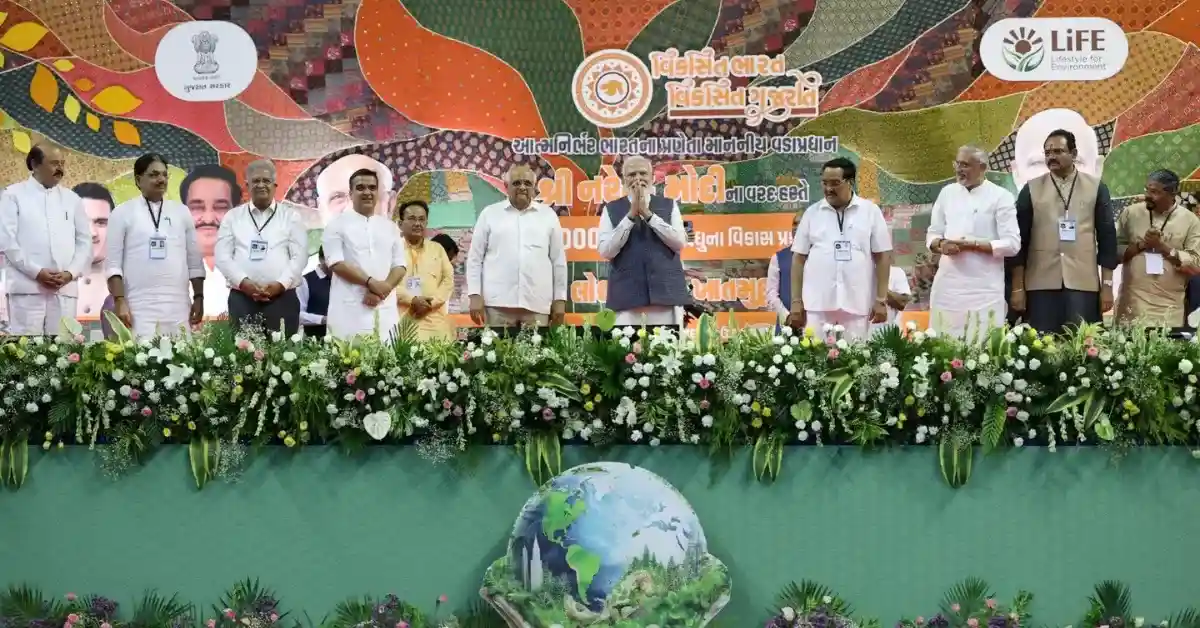 PM Modi during Gujarat event linked to Vadodara-Mumbai Expressway and ₹22,655 crore infrastructure projects