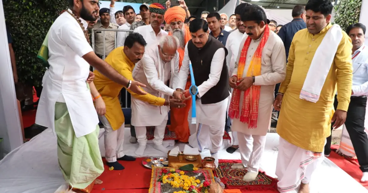 Union Housing and Urban Affairs Minister Manohar Lal and Madhya Pradesh Chief Minister Mohan Yadav at the PMAY-U 2.0 programme in Indore