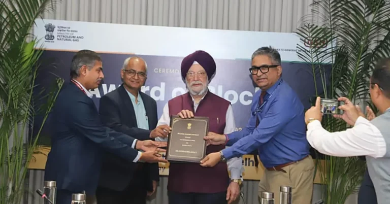 Union Petroleum Minister Hardeep Singh Puri and officials display a ceremonial plaque at a petroleum-sector block award event.